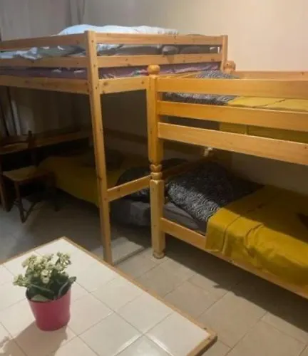Leleka Hostel *